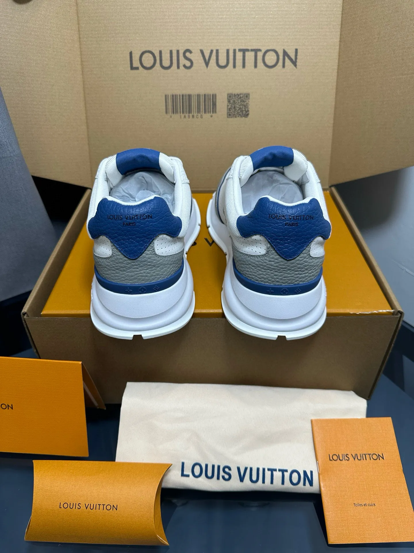 Factory price: 700💰🌈LV | Louis Vuitton 2025𝐬𝐬 🧡💚2025 spring and summer new style top version‼ ️The original version is the same. The counter focuses on the latest casual shoes and new hard goods🆕 ❥Purchasing agent level! Full of high-end feel! A popular model among bloggers at home and abroad, it’s retro and fashionable, and looks stunning on your feet! Wear a lot of happiness! The official website's main recommendation★ ━━━━━ ЅᏇєєt ━━━━━ ▪️Upper: Original custom-made imported calfskin fabric ▪️Inner: breathable gauze imported from Italy ▪️Outsole: rubber foam ➕t men's men's shoes 💰u high-end outsole ▪️Color: nine colors available ▪️Shoe size: 35-44, (45, 46 customized)